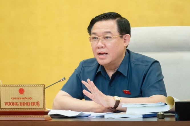 国会主席王廷惠主持会议并发言。(图:国会)