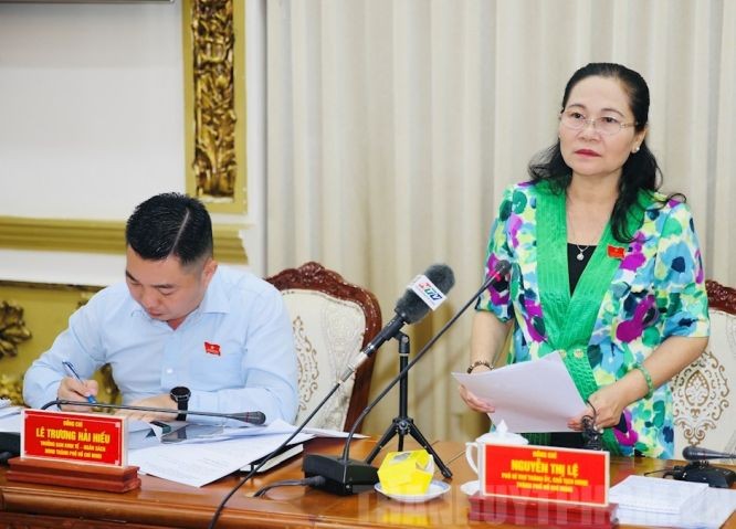 市人民议会主席阮氏丽(右)在会议上发表结论。