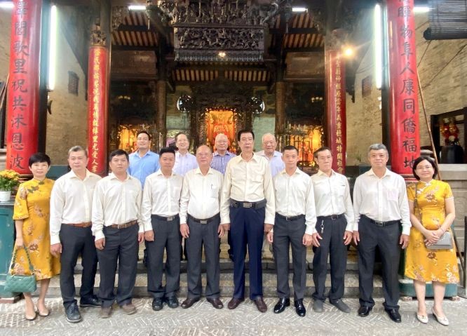 穗城会馆理事等代表祭拜后合照。