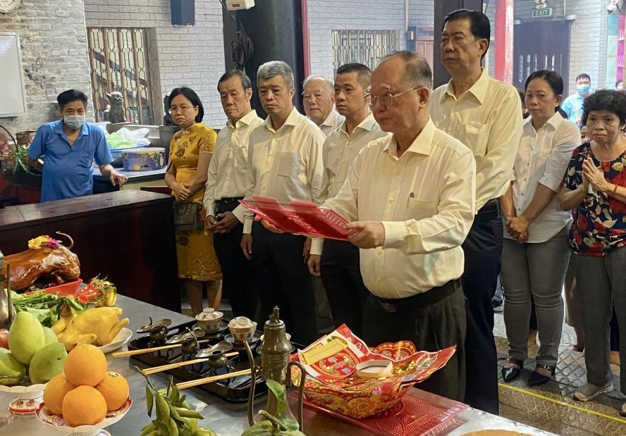 理事长卢耀南主持祭拜仪式。