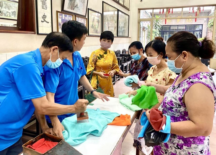 善信拿来毛巾和衣服来盖印。