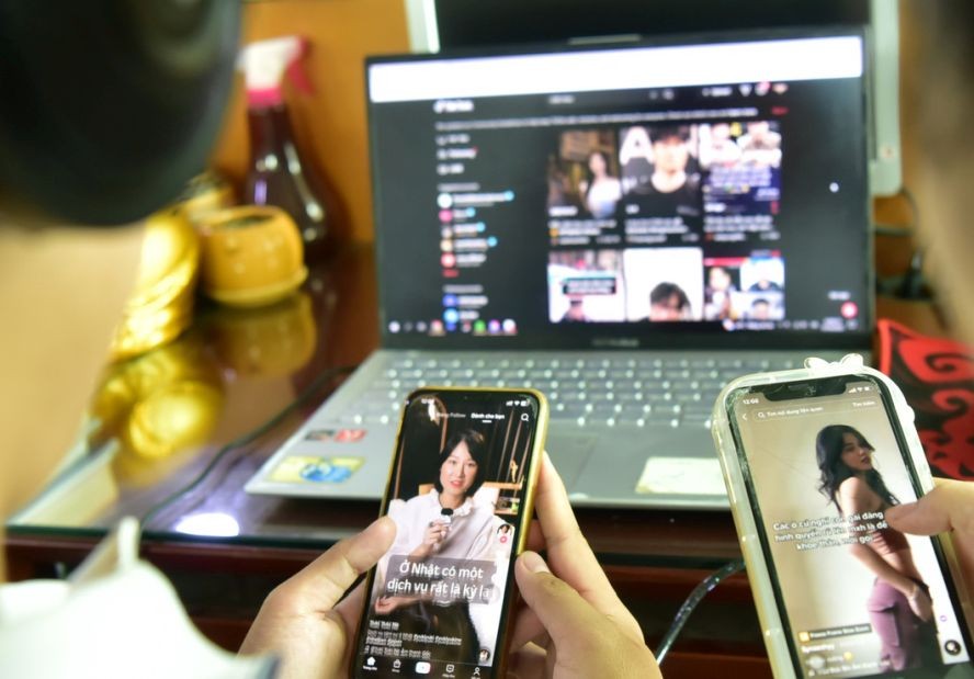 年轻人在手机上浏览TikTok 。