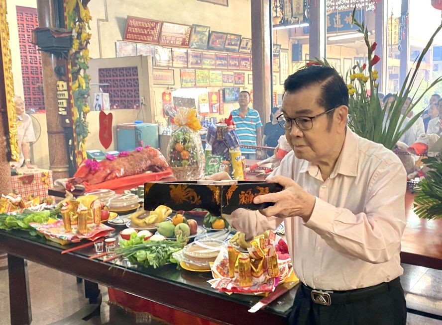 理事长吴清华向天后圣母敬奉香茗。