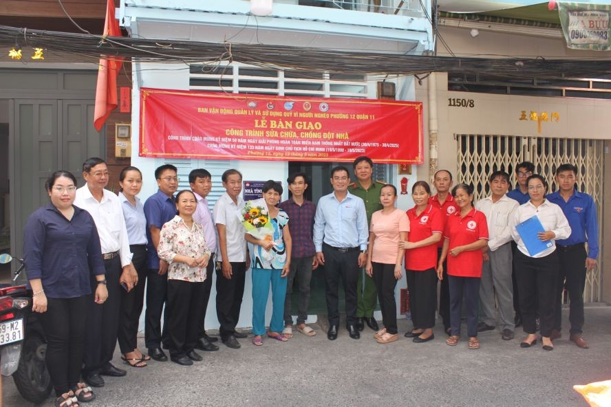 第十一郡向华人户移交温情屋工程。