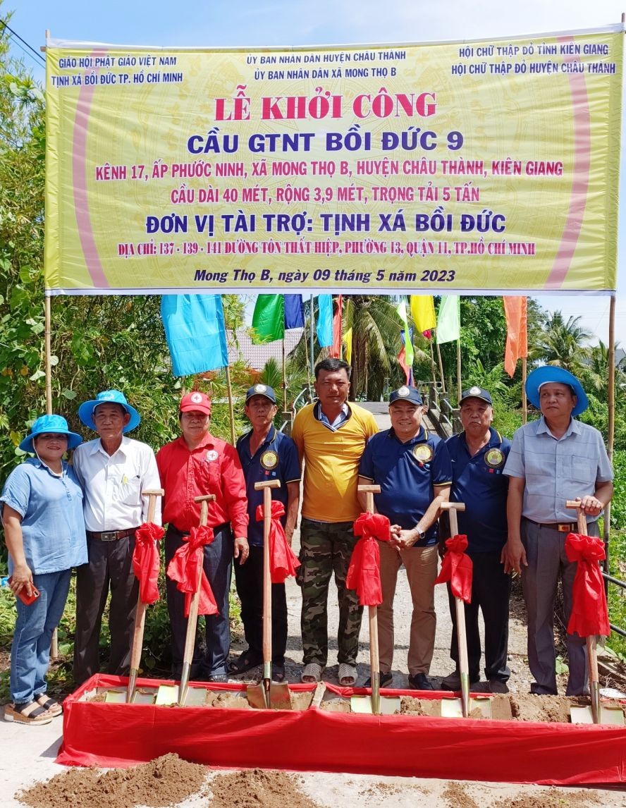 培德精舍护法理事会代表与地方政府代表在动土仪式上合摄。