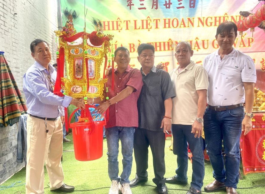 黄美姮以6180万元投得第六圣灯，由家人代表接领。