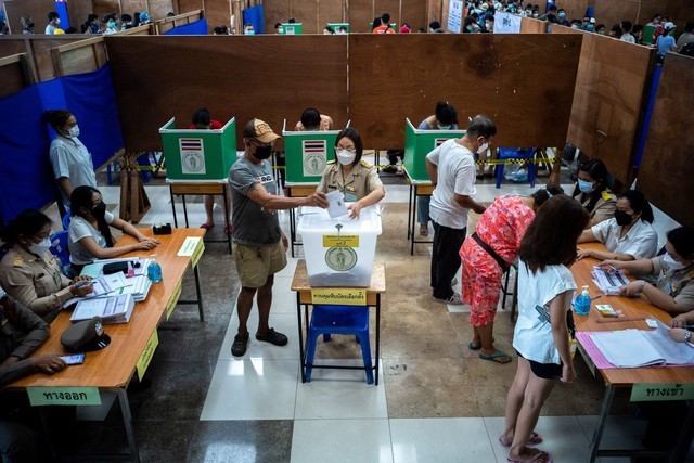民众在一处选举投票点进行投票。(图:路透社)