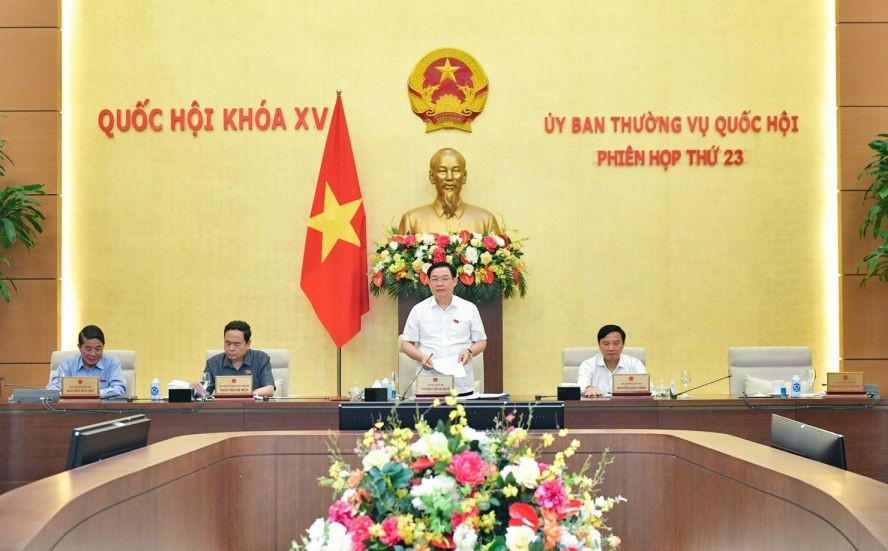 国会主席王廷惠(右二)致会议闭幕词。(图:国会)