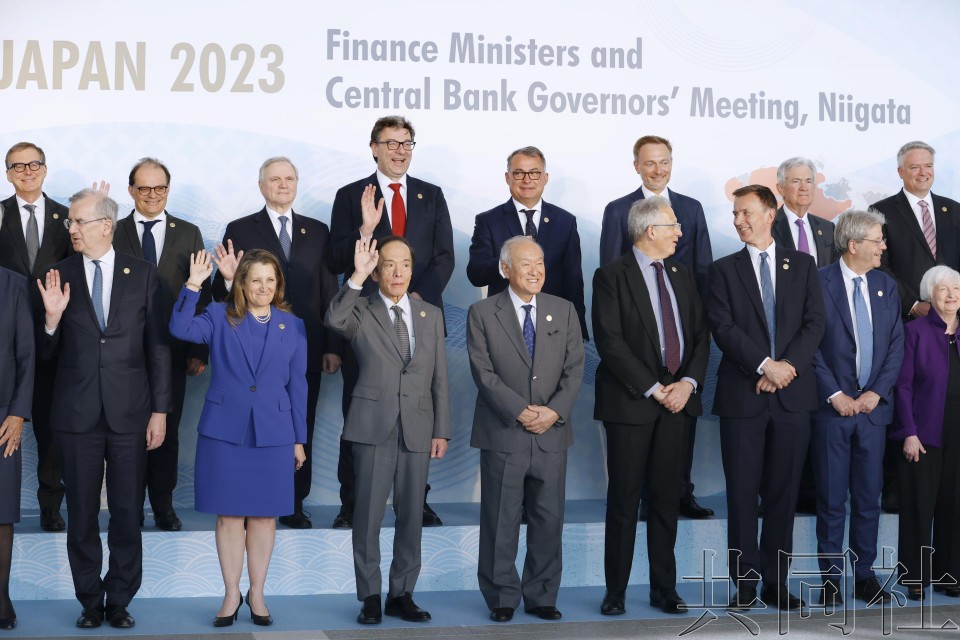 G7财长和央行行长会议与会者在新泻市拍摄合影。(图:共同社)