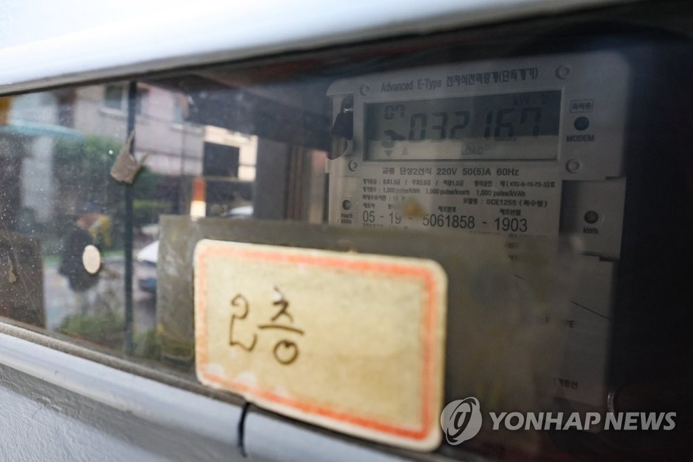 首尔一住宅区内的电表,摄于5月10日。 韩联社