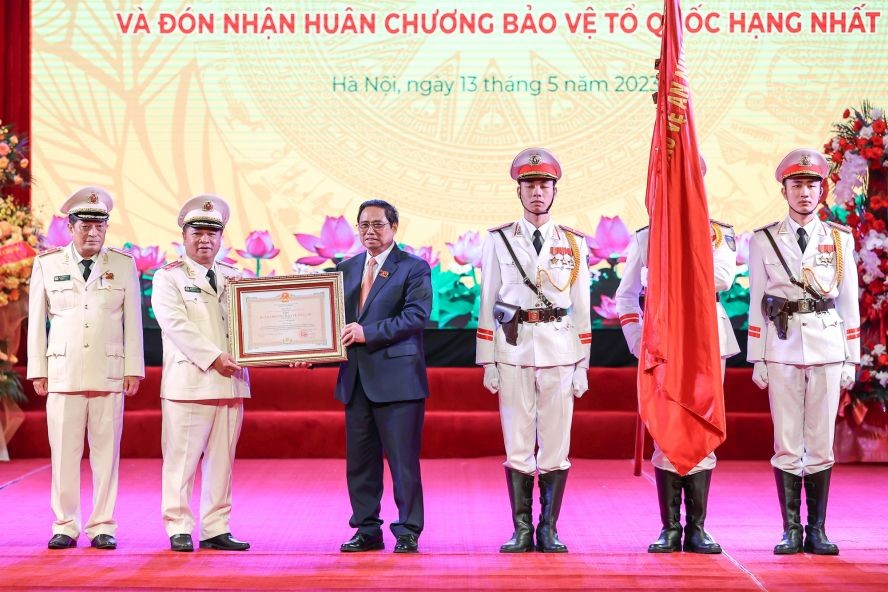 政府总理范明政(左三)代表党及国家领导向经济安全局颁授一等捍卫祖国勋章。(图:VGP)