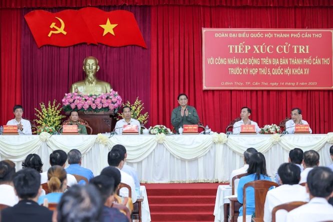政府总理与芹苴市选民接触