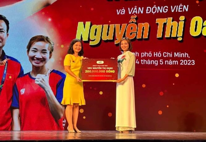 尤丽娟总经理将奖金转交给阮氏莺运动员(右)。