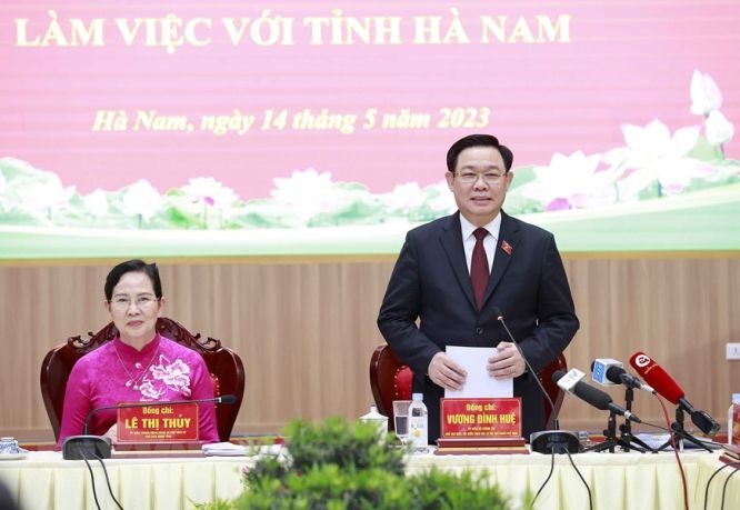 国会主席王廷惠与河南省委常务处举行会议。(图:越通社)