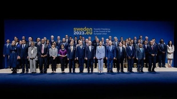 2023年欧盟印太部长级论坛与会代表合影。(图:越通社)