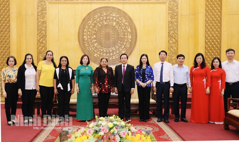 古巴妇女联合会高级代表团与宁平省领导合影留念。（图：宁平报）