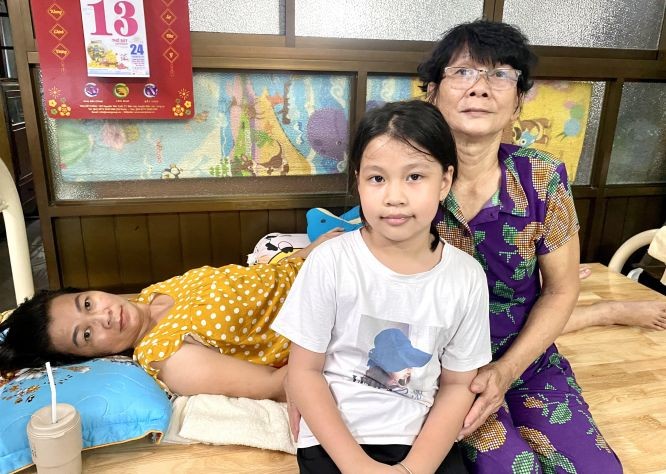 左起:黄玉燕和女儿与母亲。