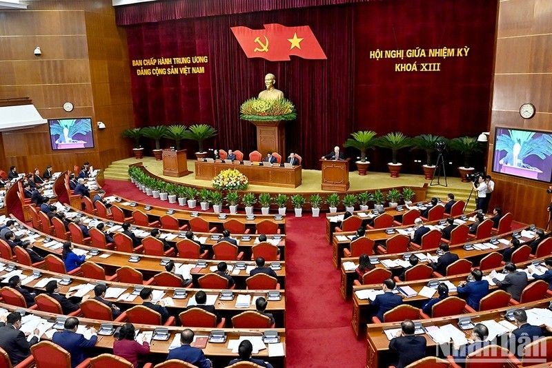 第十三届党中央执委会任期中会议场景。(图:人民报)