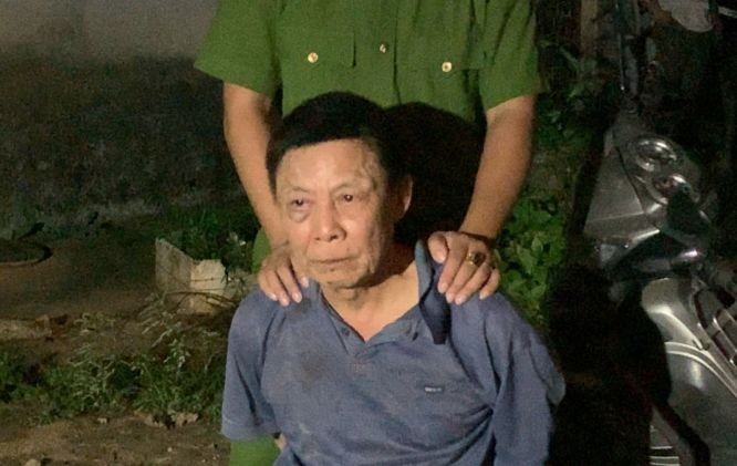 持刀刺伤交警的酒驾歹徒被当场制服。(图:VOV)