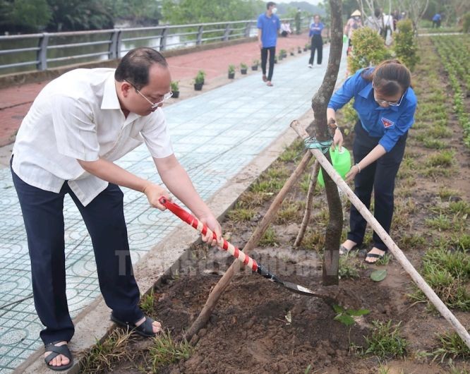 市委副书记阮胡海(左)参加植树活动。(图:市党部新闻网)