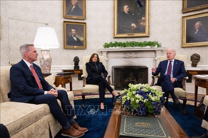 美总统拜登、副总统哈里斯和众议院议长麦卡锡就债务上限协定召开紧急会议。（图：越通社）