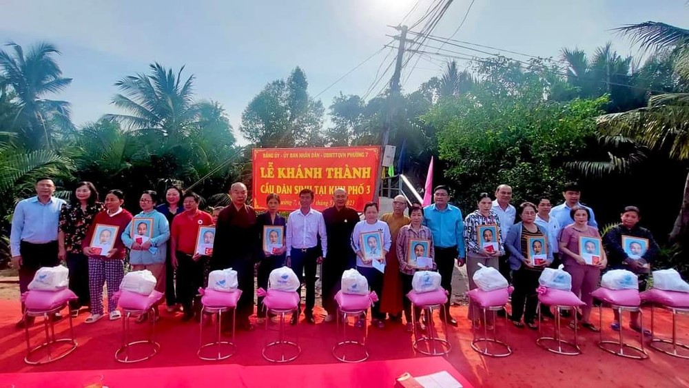 贫困户获赠送礼物。