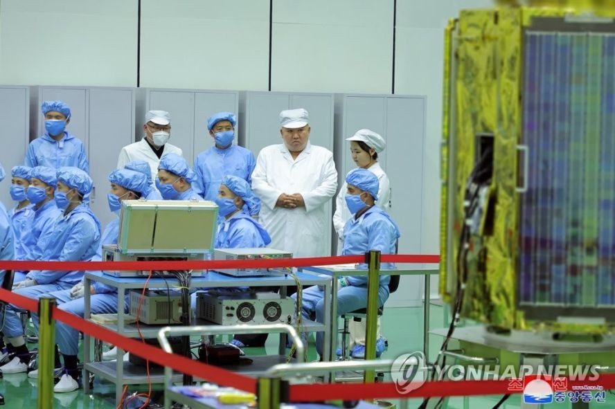 朝鲜国务委员会委员长金正恩对侦察卫星发射准备委员会的工作进行现场指导，并批准委员会今后的行动计划。当天，金正恩的女儿金主爱（音，右，穿着白衣）陪同视察。 （图：韩联社/朝中社）