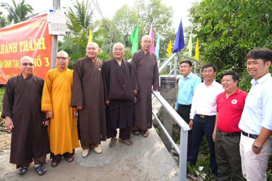 地方政府与赞助单位在「龙光桥」合影。