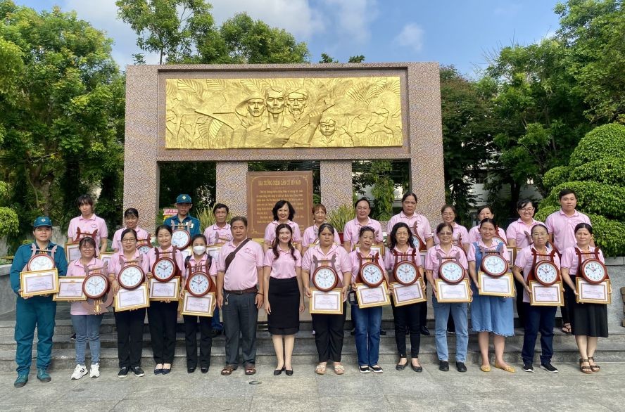 第六郡第三坊表彰典范的集体与个人。