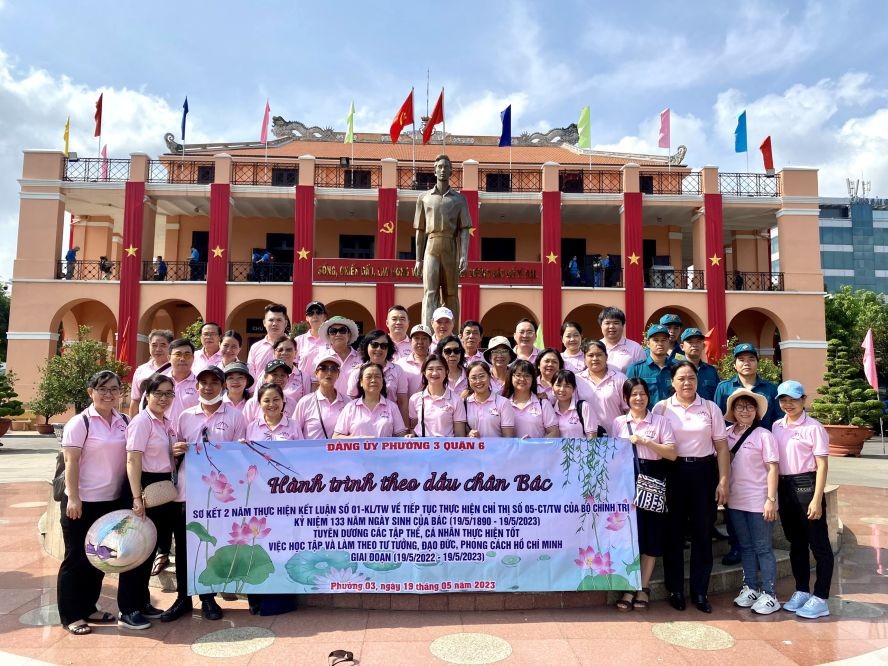 第六郡第三坊典范代表团参观芽笼码头胡志明博物馆留影。