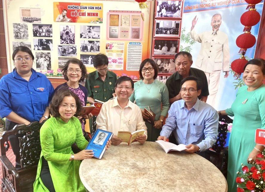 各代表阅读胡志明书籍。