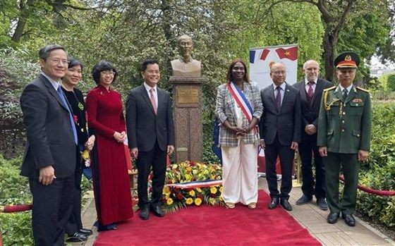 与会代表在胡志明主席像前合影。（图：越通社）