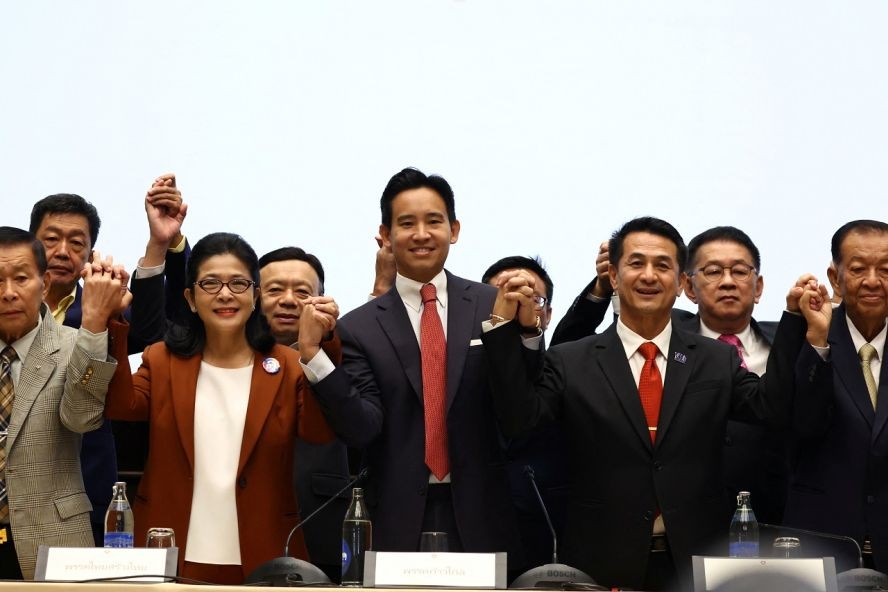 泰国前进党领导人皮塔(中)与其他7个联盟政党的领导人18日在首都曼谷举行记者会。(图:路透社)