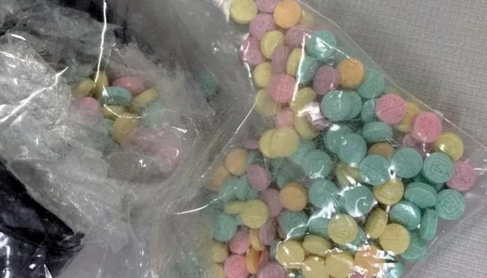 2022年10月4日,美国缉毒局(DEA)在纽约缴获的芬太尼药丸。(图:美国缉毒局)