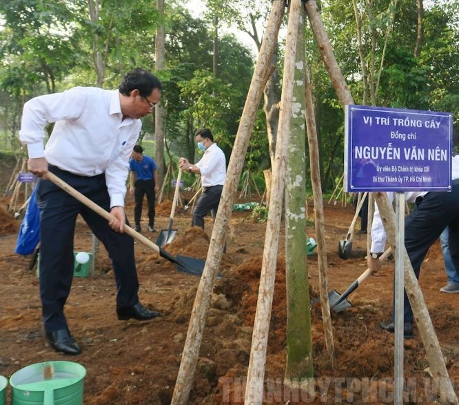 市委书记阮文年参加植树活动。(图:市党部新闻网)