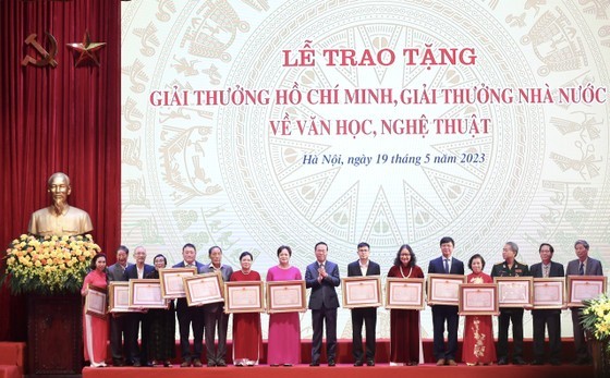 国家主席武文赏向文学艺术家队伍颁奖。(图:越通社)