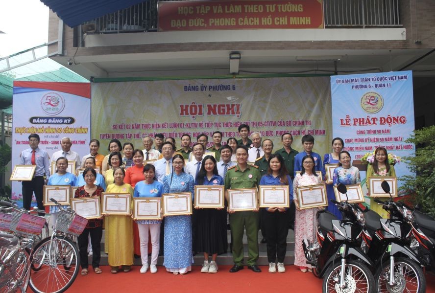 该坊领导与获表彰为良好学习与效法胡志明思想、道德、风格的集体和个人模范合照留念。