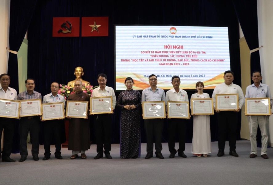 茶山庆云南院住持周华邦（左五）获市越南祖国阵线委员表彰为“良好学习与效法胡志明思想、道德、风格”榜样。