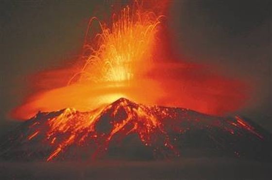 这是5月20日在墨西哥普埃布拉州拍摄的波波卡特佩特火山。(图:新华社)