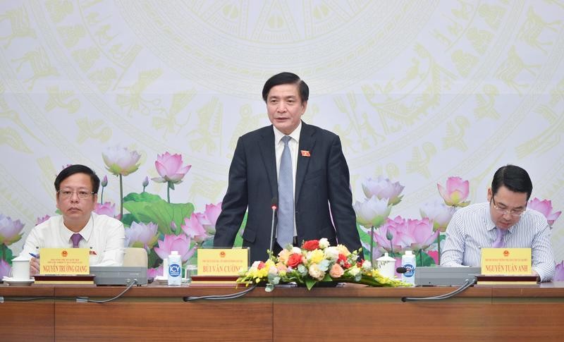 国会秘书长裴文强（中）在新闻发布会上发言。（图：国会）