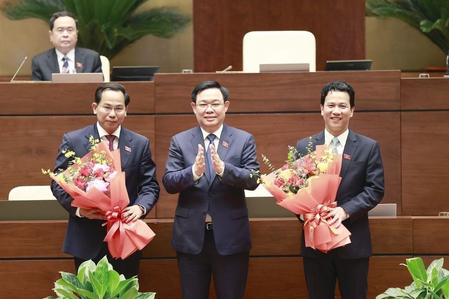 国会主席王廷惠祝贺邓国卿新任资源与环境部长与黎光孟新任国会财政-财政预算收入委员会主任。(图:越通社)