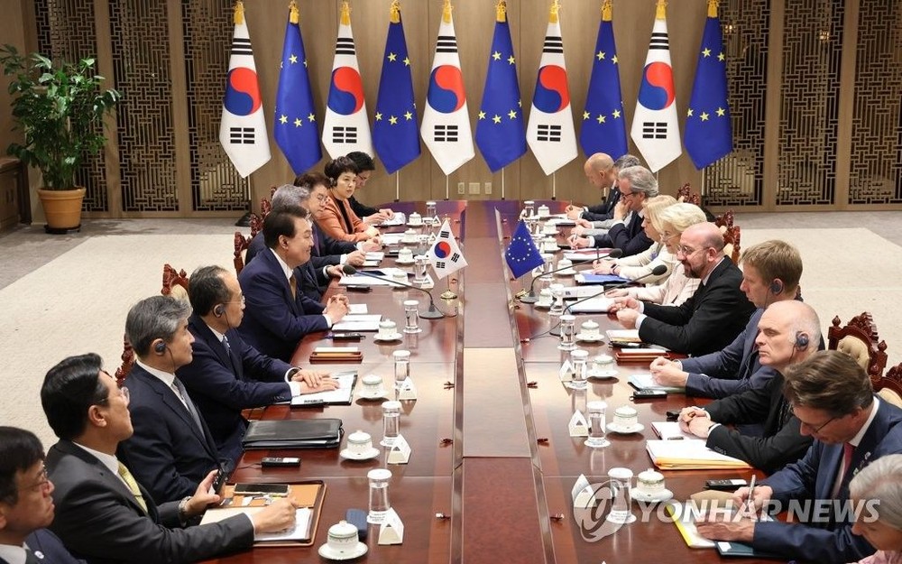 5月22日,在首尔龙山总统府,韩国总统尹锡悦(左排左五)同欧洲理事会主席夏尔·米歇尔(右排右五)、欧盟委员会主席乌尔苏拉·冯德莱恩(右排右六)举行会谈。(图:韩联社)