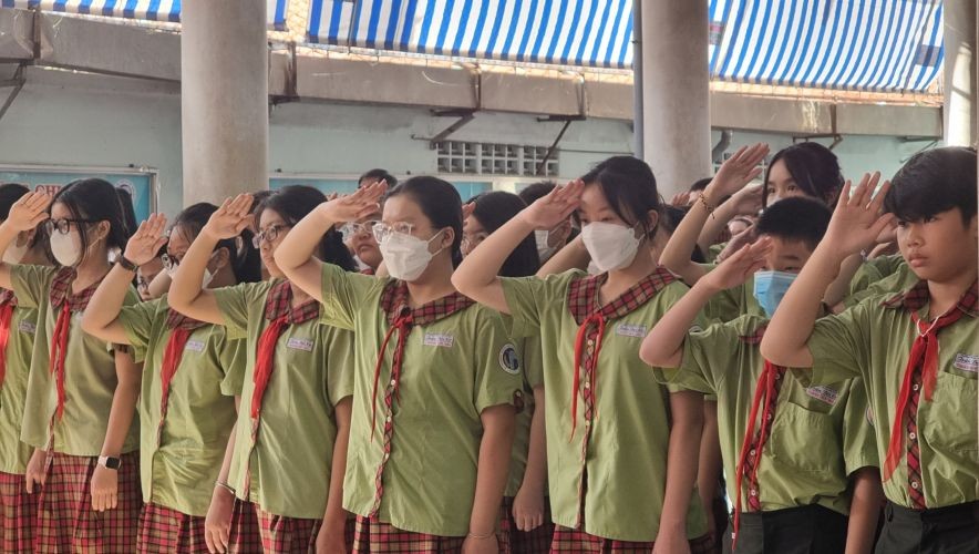 陈佩姬中学学生正在行礼。