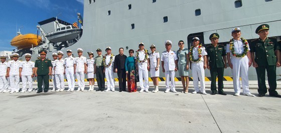 中国海军军舰访问岘港市