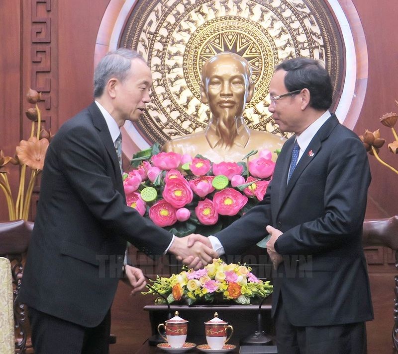 党中央政治局委员、市委书记阮文年与日本驻本市新总领事小野增尾交谈。（图：市党部新闻网）