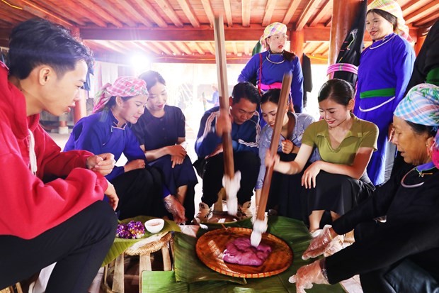 游客在西北文化空间岱依屋体验制作糕饼。太阳集团供图