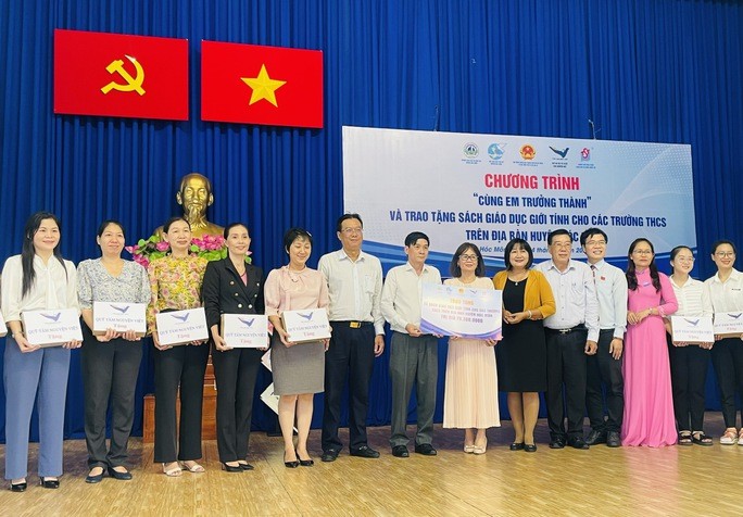 书籍赠送移交仪式。（图：秋红）