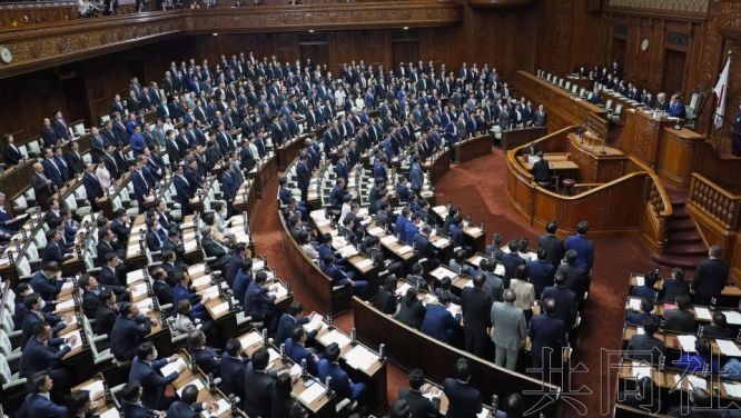 5月23日下午,日本众院全体会议表决通过了确保防卫费增额财源的特别措施法案。(图:共同社)
