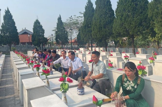 上香缅怀英雄烈士。（图：人民军队报）