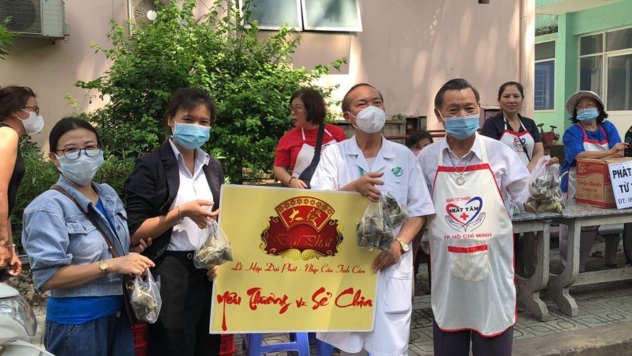 大发关照孤儿和孤寡长者